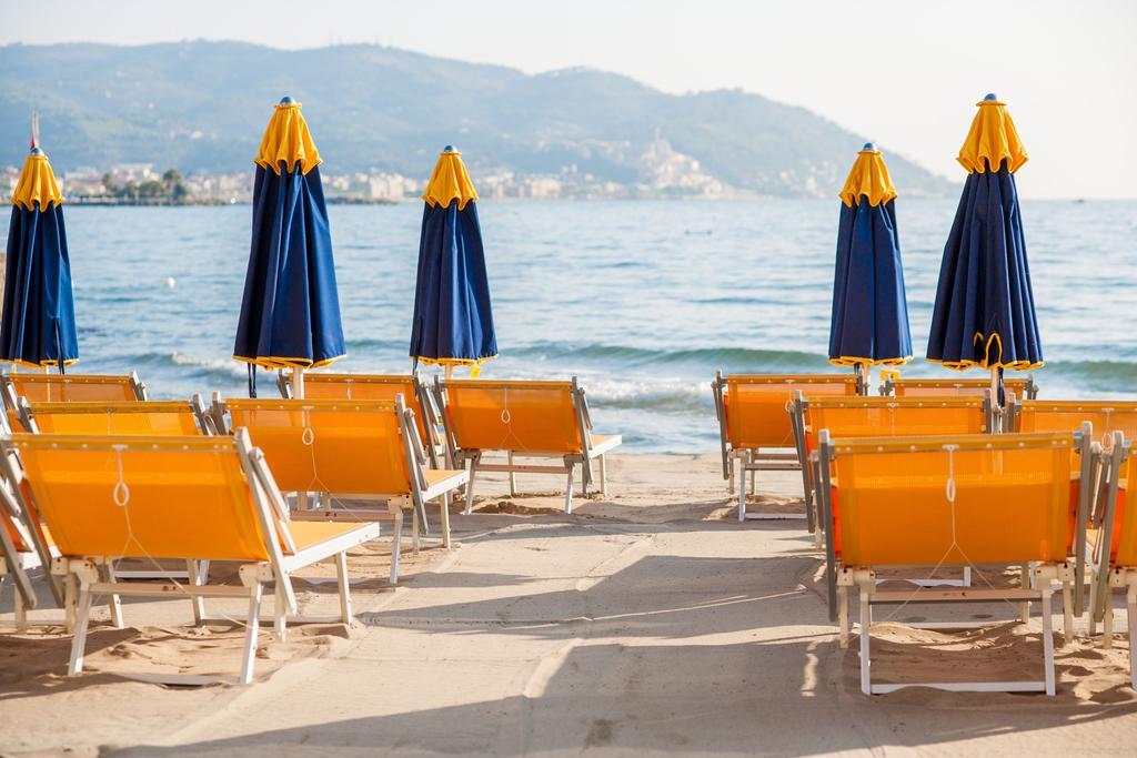 Hotel Golfo E Palme Diano Marina Exterior foto